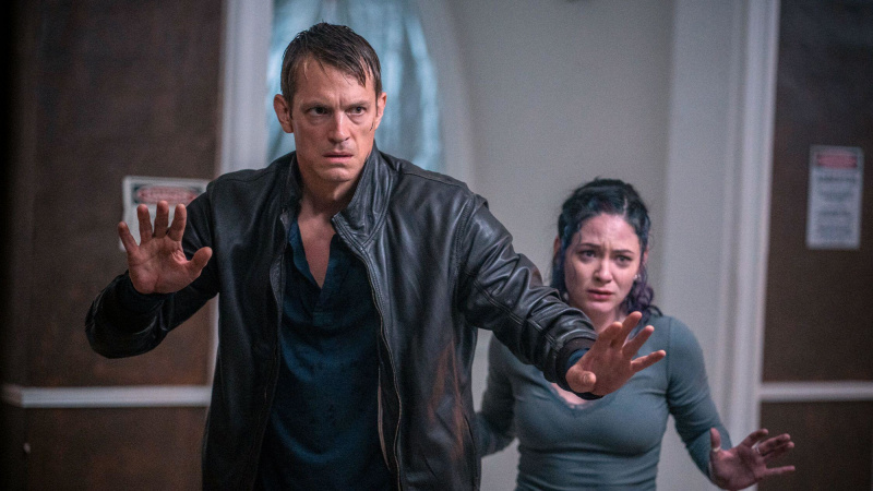   Ο Joel Kinnaman και η Sandra Mae Frank στο The Silent Hour