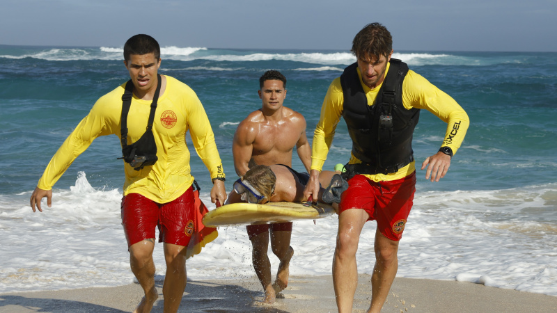   Alex Aiono, Kekoa Kekumano a Adam Demos vykonávajú záchranu v Rescue: HI-Surf