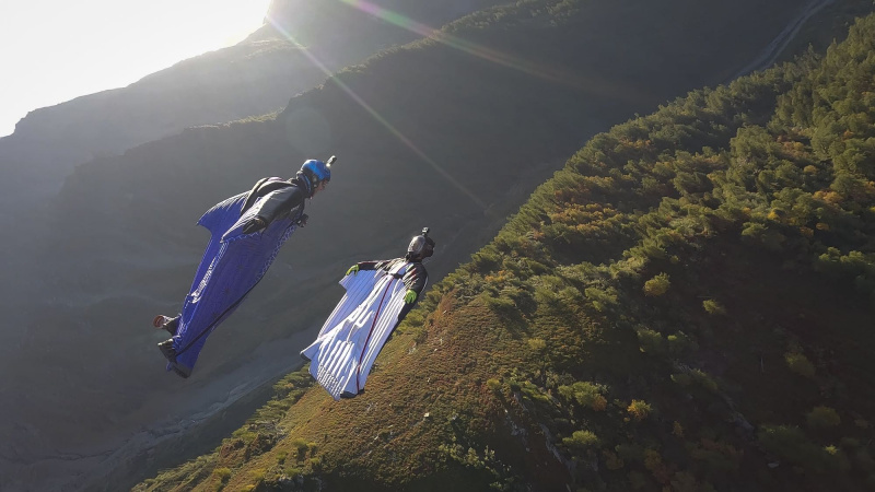   Espen Fadnes a Julia Botelho lietajú vo svojich wingsuitoch vo francúzskom Chamonix