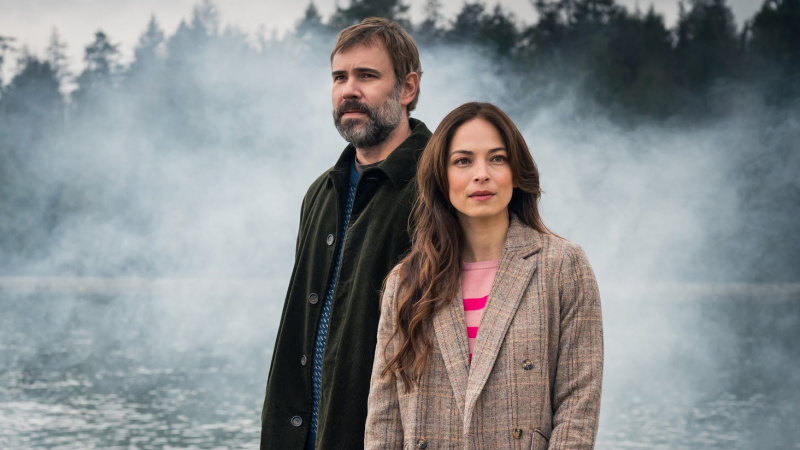   Rossif Sutherland a Kristin Kreuk vo filme Vražda v malom meste