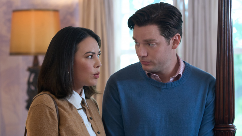   Janel Parrish, Dominic Sherwood vo filme Strašidelná svadba