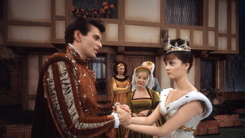  Stuart Damon si tiene per mano con Lesley Ann Warren con Jo Van Fleet sullo sfondo di Rodgers e Hammerstein's Cinderella