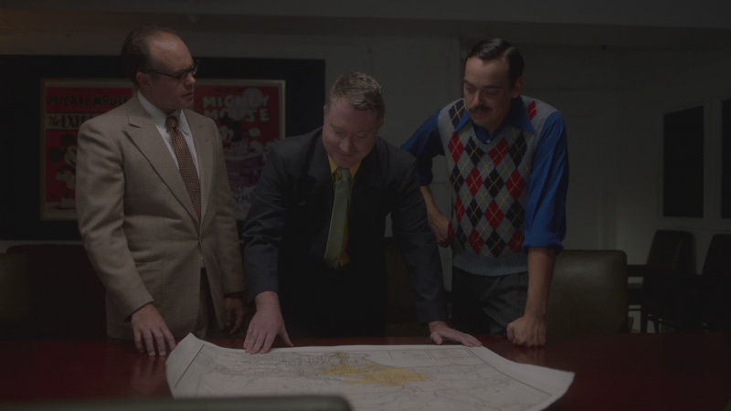   Uomini che guardano una mappa su come la Disney ha costruito l'America