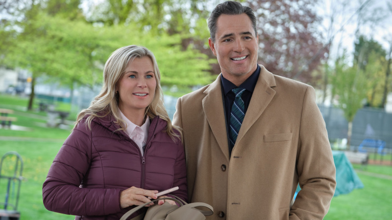  Alison Sweeney, Victor Webster i A Sprinkle of Deceit: A Hannah Swensen Mystery