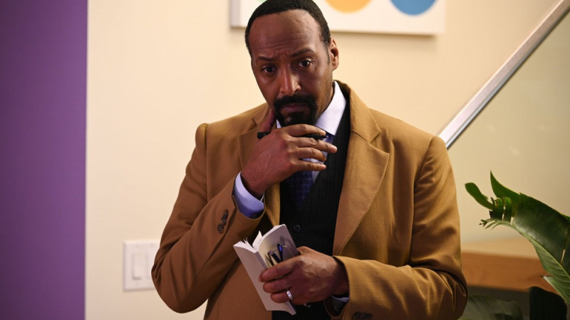  Jesse L. Martin funderar på något på The Irrational