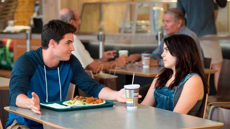   Robbie Amell et Mae Whitman dans The Duff