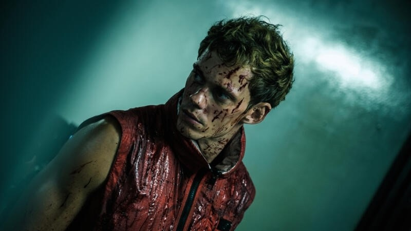   Bill Skarsgard vo filme Boy Kills World