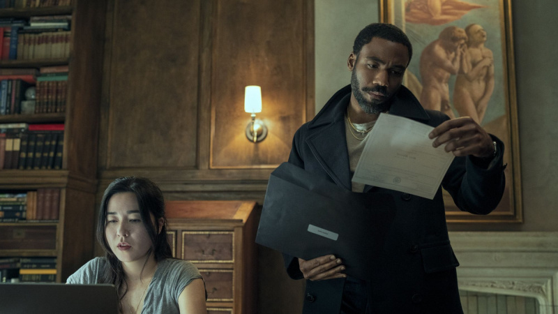   Maya Erskine i Donald Glover u Mr. & Mrs. Smith