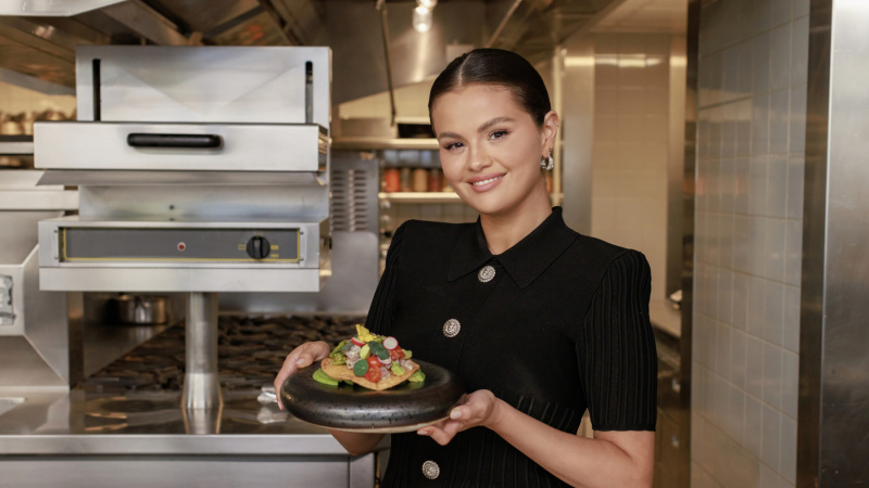   Selena Gomez, Selena + Restaurant'ta