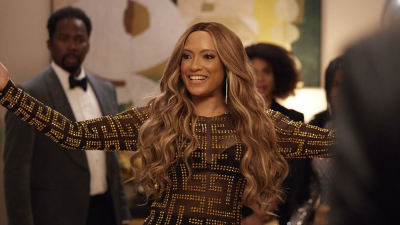   Melissa De Sousa kot Shelby, nasmejana ob uradni aferi v The Best Man: The Final Chapters