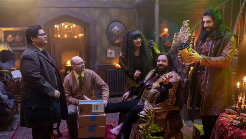   Harvey Guillen, Mark Proksch, Natasia Demetriou, Matt Berry a Kayvan Novak vo filme Čo robíme v tieni