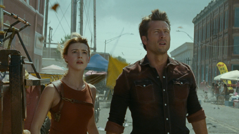  Daisy Edgar-Jones in Glen Powell v Twisterjih