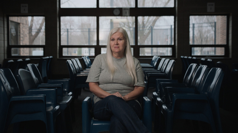   Lois Riess zit voor een interview in I'm Not A Monster: The Lois Riess Murders