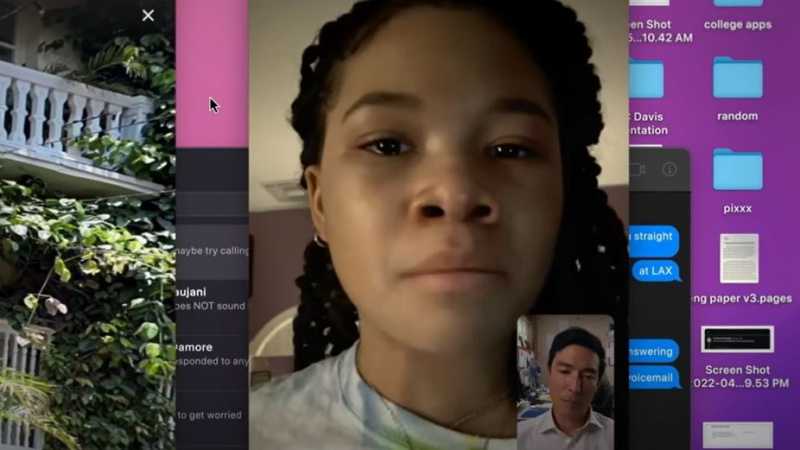   Storm Reid ako June na svojom počítači v hre Missing