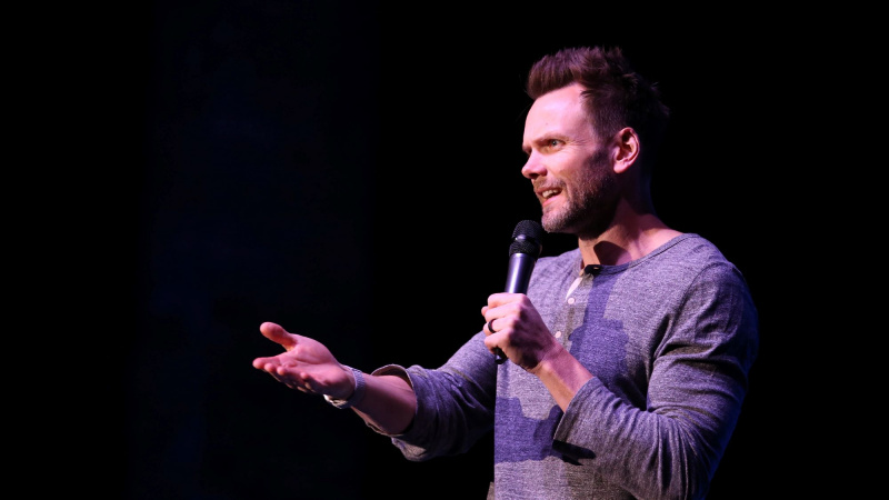   Joel McHale lavalla