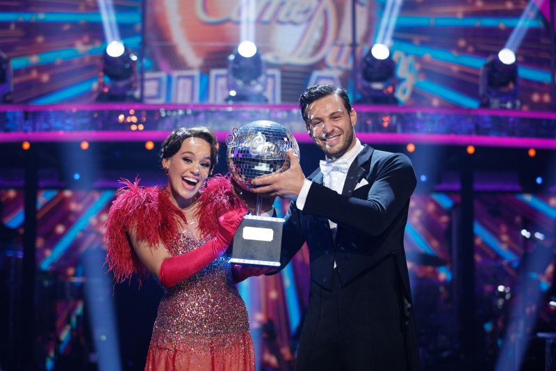  Ellie Leach a Vito Coppola držia trblietavú trofej Strictly Come Dancing.