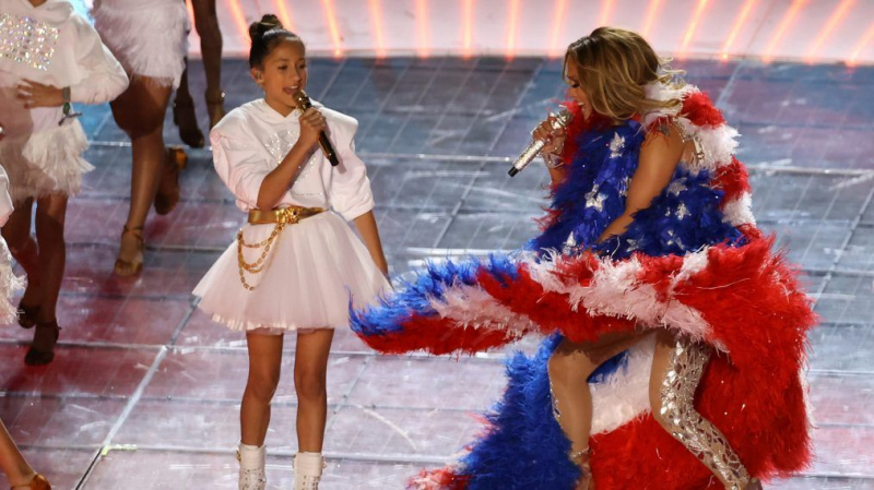 Por que a filha de J.Lo, Emme, cantando no Super Bowl não foi uma surpresa (VÍDEO)