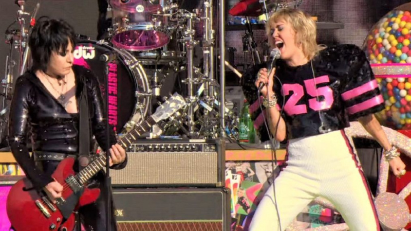 Guarda Miley Cyrus esibirsi con Billy Idol e Joan Jett nel pre-show del Super Bowl (VIDEO)