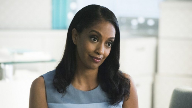 'Supergirls Azie Tesfai på Kelly's Struggle, Alex & That Special Guest Star