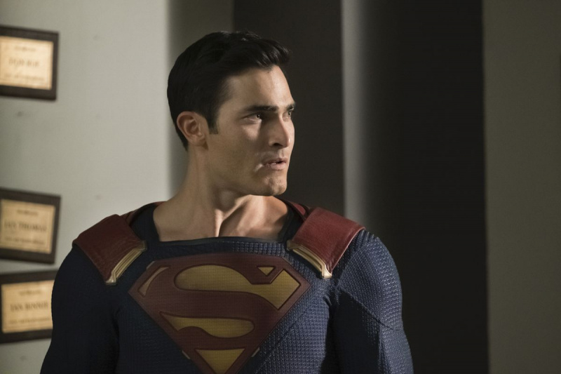 Superman Suit Crisis on Infinite Earths Clark Kent Arrowverse Crossover