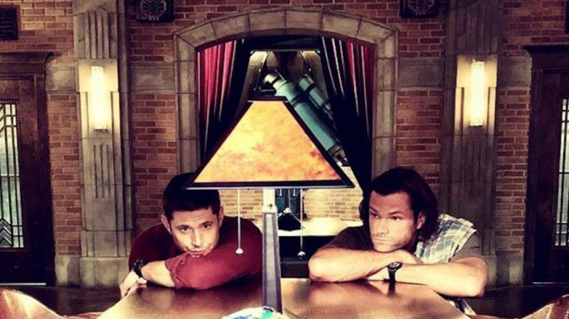 Jensen Ackles Jared Padalecki filmando episódios finais de sobrenatural