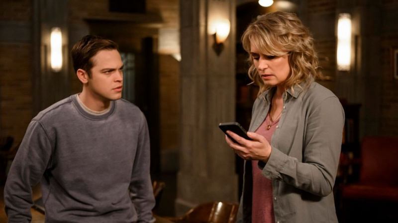 La star di Supernatural Alexander Calvert prende in giro la serata di gioco 'Quickly Goes Awry'
