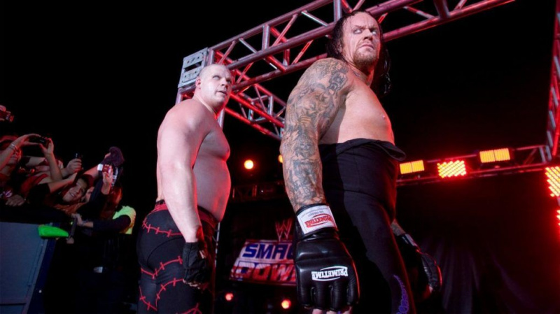 Kane y Undertaker miran hacia atrás