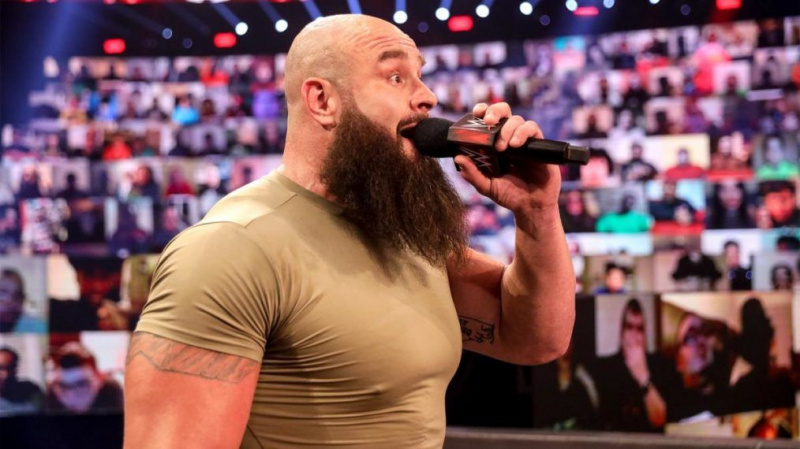 Braun Strowman am Mikrofon