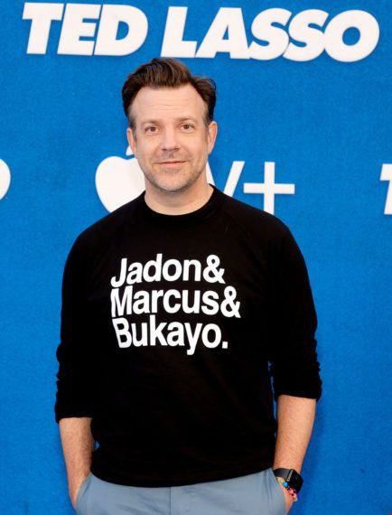 Джейсън Судейкис на премиерата на сезон 2 на Тед Ласо