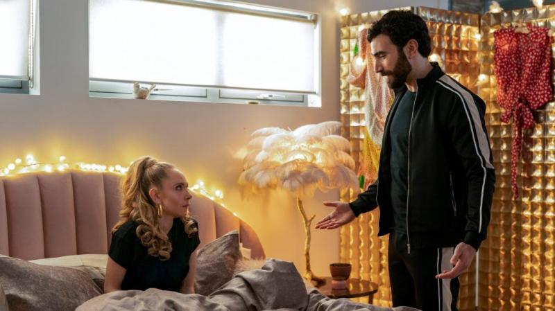 'Ted Lasso' -stjernene Brett Goldstein og Juno Temple Tease Roy's Extended Retirement Video