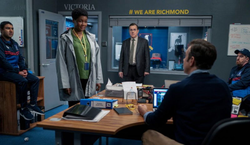 Nick Mohammed, Sarah Niles, Jeremy Swift, Jason Sudeikis und Brendan Hunt in Ted Lasso