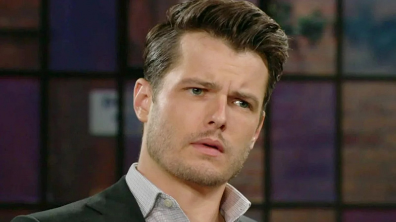   Michael Mealor ako Kyle je rozrušený vo filme The Young and the Restless