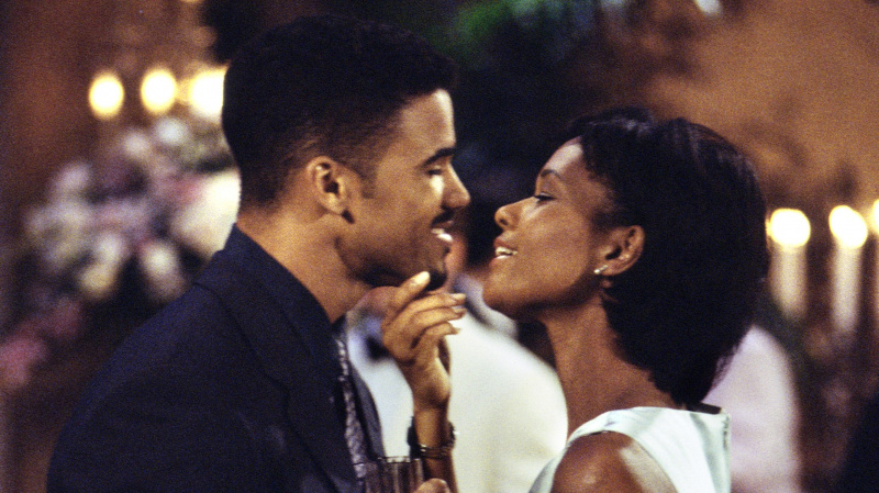   Shemar Moore in Tonya Lee Williams kot Malcolm in Olivia v intimnem trenutku v filmu Mladi in nemirni