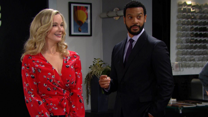   Jennifer Gareis in Aaron Spears kot Donna in Justin v pisarni v filmu The Bold and the Beautiful