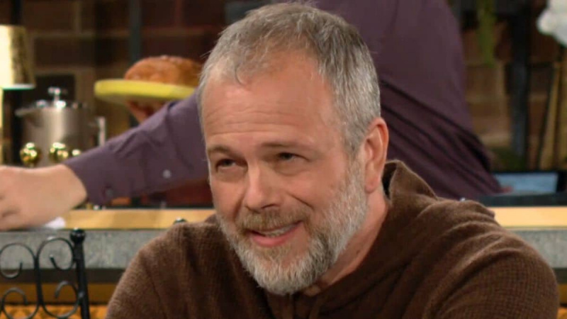   Brian Gaskill ขณะที่ Seth กำลังยิ้มใน The Young and the Restless