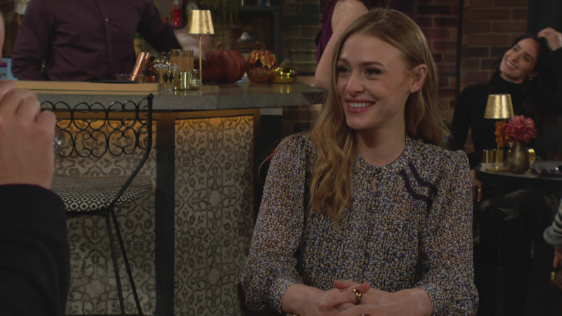   Hayley Erin, The Young and the Restless'ta gülümseyen Claire rolünde