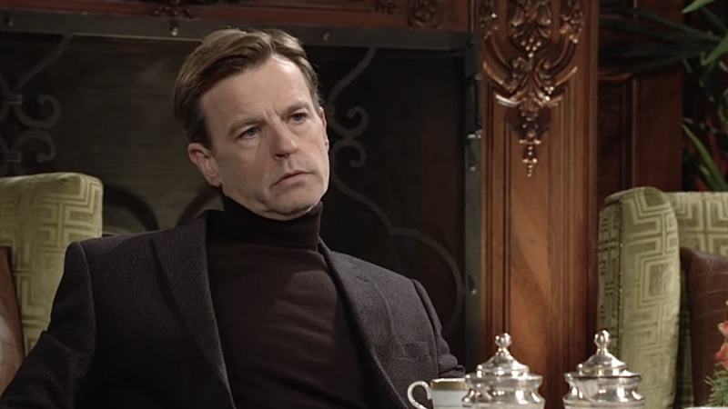   Ο Trevor St. John ως Tucker με ζιβάγκο στο The Young and the Restless