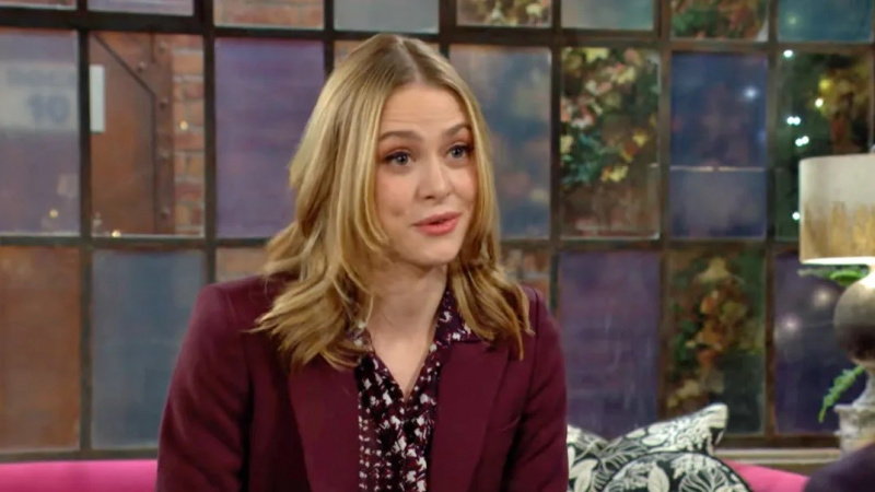   Hayley Erin, The Young and the Restless'taki bordo ceketli Claire Grace rolünde