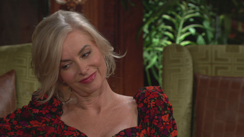   Eileen Davidson kao Ashley/Belle u crvenoj haljini u filmu Mladi i nemirni