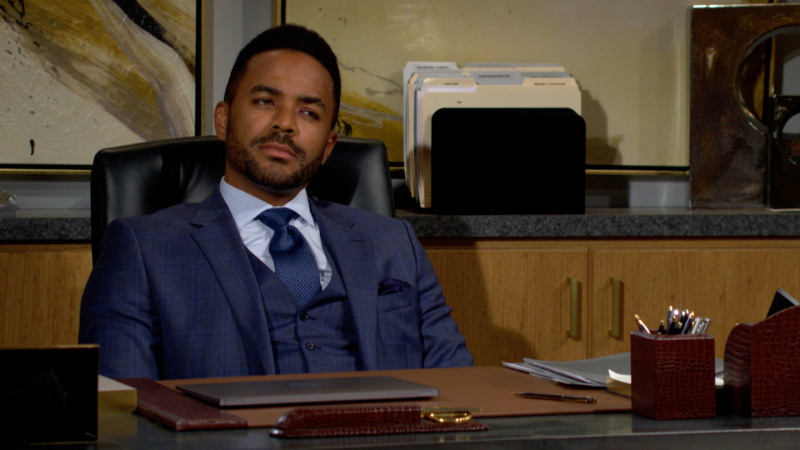   Ο Sean Dominic ως Nate κάθεται στο γραφείο του στη Newman Enterprises στο The Young and the Restless