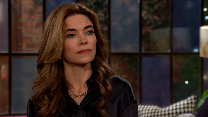   Η Amelia Heinle ως Victoria in all black στο The Young and the Restless