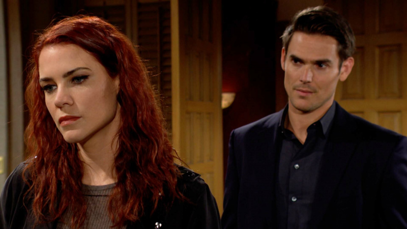   Courtney Hope และ Mark Grossman รับบทเป็น Sally และ Adam ในช่วงเวลาที่ไม่สบายใจใน The Young and the Restless