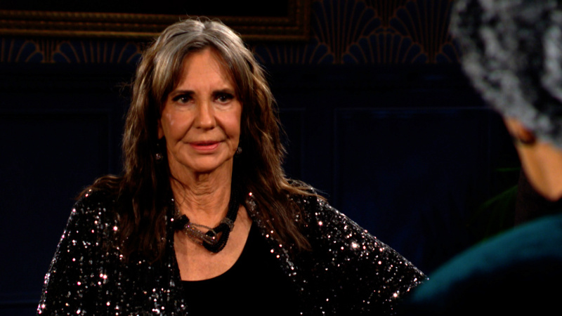   Jess Walton, The Young and the Restless'ta resmi bir elbiseyle Jill rolünde