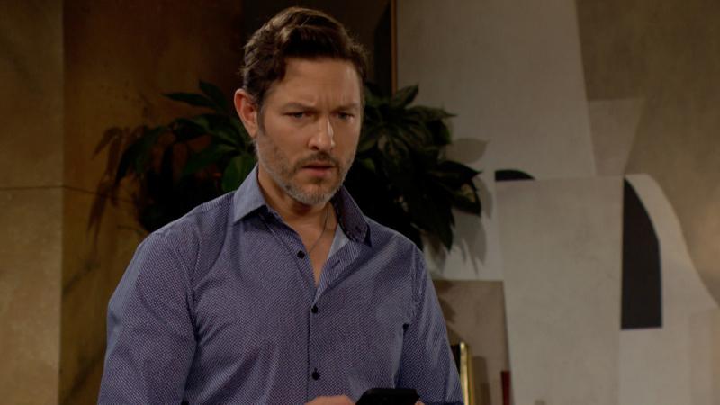   Michael Graziadei รับบทเป็น Daniel ดูสับสนใน The Young and the Restless