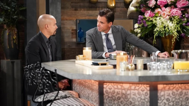   Bryton James a Jason Thompson ako Devon a Billy v konfrontácii v bare vo filme The Young and the Restless