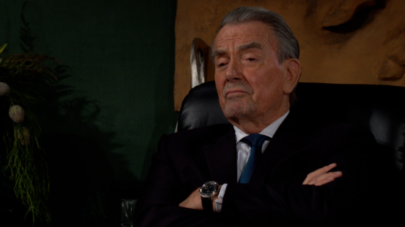   Eric Braeden ako Victor sediaci vo svojej kancelárii v The Young and the Restless