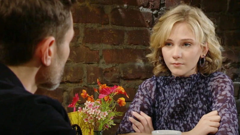   Lily Brooks O'Briant รับบทเป็น Lucy ใน The Young and the Restless