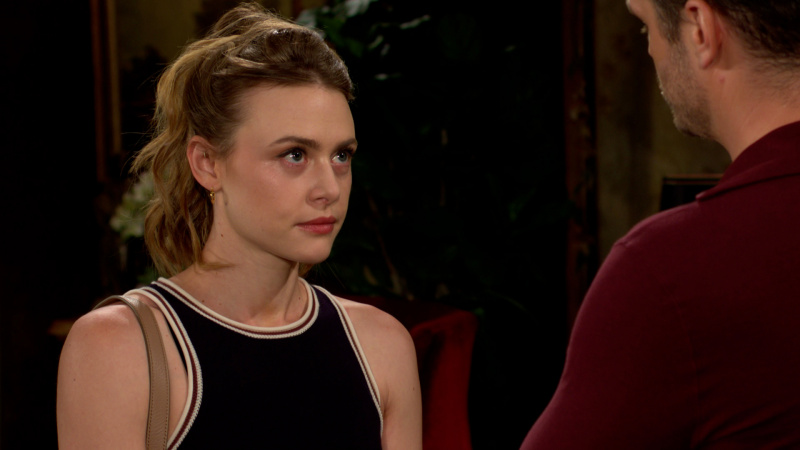 Hayley Erin ขณะที่แคลร์พูดใน The Young and the Restless
