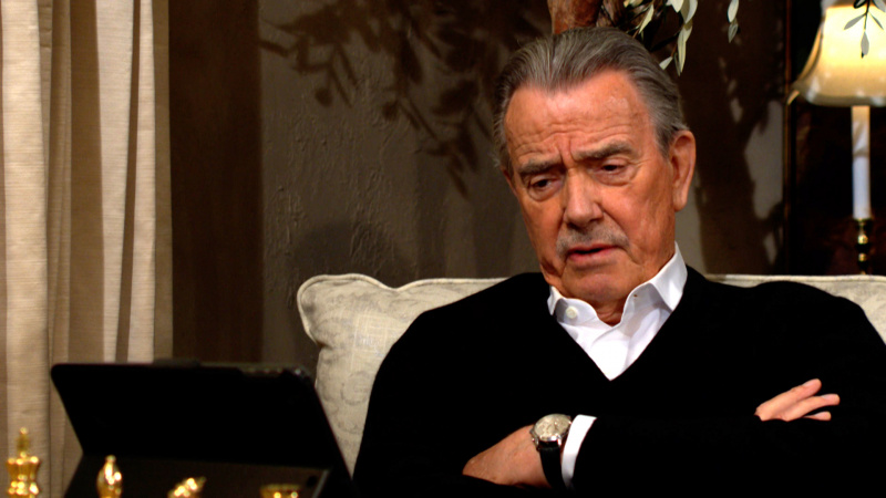   Eric Braeden kao Victor Newman s prekriženim rukama u filmu Mladi i nemirni