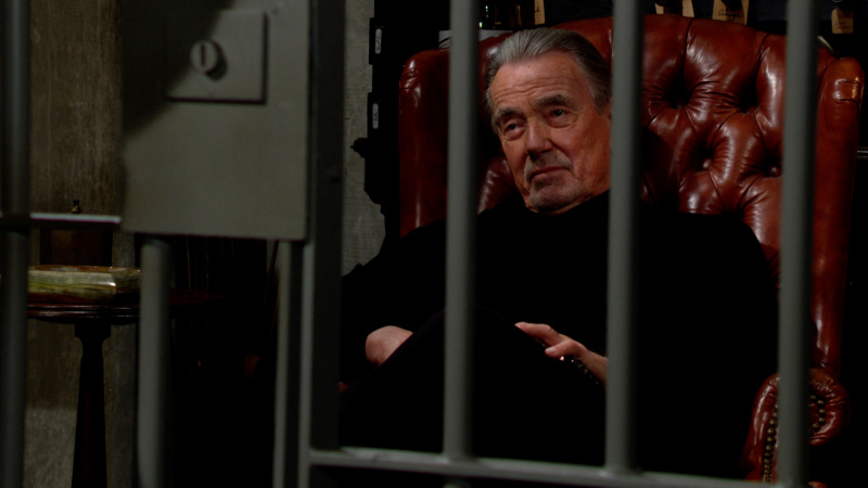 Eric Braeden ขณะที่ Victor กำลังยิ้มอยู่อีกด้านหนึ่งของห้องใต้ดินของเขาในเรื่อง The Young and the Restless
